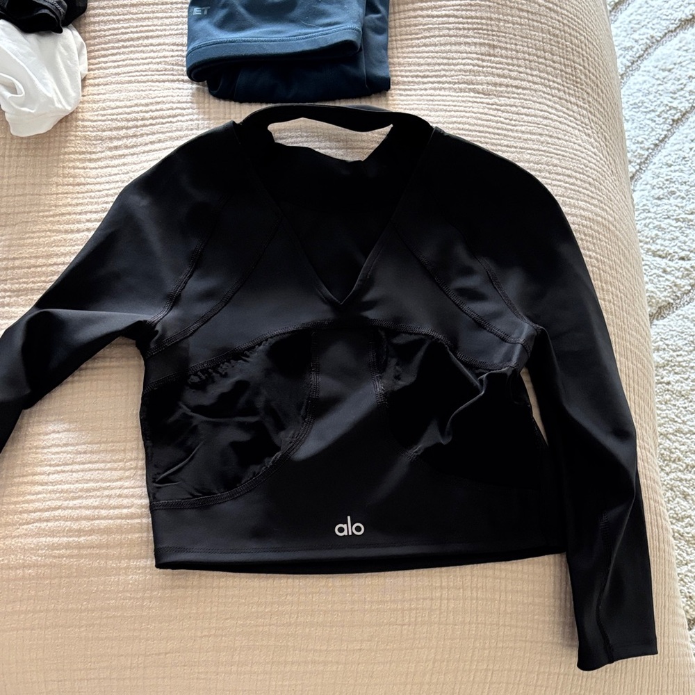 ALO Yoga Women's Black Quarter Sleeve Crop Top
